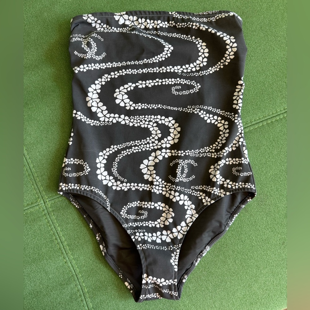 [SOLD 💔]CHANEL 25M COCO BEACH Black CC logo Swimsuit Size 36 w/receipt